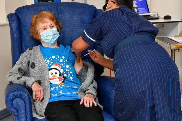 지난해 12월 영국 코번트리 대학 병원에서 90세 여성 마거릿 키넌이 세계 최초로 화이자의 코로나19 백신을 접종받고 있다. 런던=AP 연합뉴스