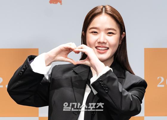 Actor Kim Hyang Gi attended the movie I Production Briefing Session, which was broadcast live on Online on the morning of the 21st.Ai is a film about warm comfort and healing that begins when a child, Ah Young (Kim Hyang Gi), who became an early adult, becomes a babysitter of a novice mother, Young Chae (Ryu Hyun Kyung), who raises a child alone without any place to depend on.Released February 10. 