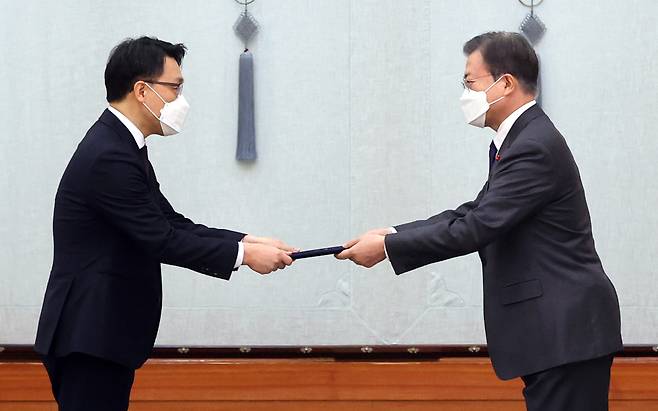 President Moon Jae-in (right) gives a certificate of appointment to Kim Jin-wook, the inaugural chief of the Corruption Investigation Office for High-ranking Officials, at Cheong Wa Dae on Thursday. (Cheong Wa Dae)