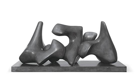 ‘세 개의 부분을 위한 작업 모형 3번: 척추’. 여러 개의 부분으로 이뤄진 이 작품은 총 길이가 2m가 넘는 크기의 추상
청동 조각으로 2012년 2월 7일 크리스티 런던 경매에서 약 500만파운드(약 75억원)에 판매된 적 있는 작품이다.