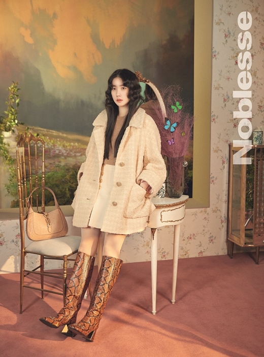 Lee Ji-ah, who covered the cover of the February issue of Noblesse, produced a beautiful atmosphere with her unique and delicate eyes and completely digested the Gucci epilogue collection.Lee Ji-ah in the picture attracted attention by creating a stylish picture of Lee Ji-ahs colorful colors such as wool knit cardigan, rose color silk skirt, brown multi-G pattern jacket and skirt, ivory-blue-multicolor flower print dress, which show the GG logo pattern of the epilogue collection.The picture of Lee Ji-ah and Gucci, who are performing delicate emotional performances through the drama Pent House, which brought up the topic of Changan, was published in the February issue of Noblesse.