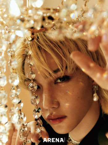 Stray Kidss Hyunjin & Felix pictorial has been released.Stray Kids Hyunjin and Felixs glamorous, sensual fashion pictorials and genuine interviews were unveiled on January 21.Arena Homme Plus In the same picture as an Italian movie in the February issue, it is the back door that the praise of the field staff was poured into the professional pose and expression of the two members.In an interview, Hyunjin said, I was immersed in the film as if it were a person of the 19th century.It is similar to acting on stage with immersion in music. Felix, who matches colorful jewelery, said, I think it is cool for a male model to digest a womans suit or to make colorful hair and makeup.I personally like fashion beyond limitations and imagination. On the other hand, Hyeongjin said, It is still far away from the group Stray Kids, who took a step forward over 100 million views of each music video of God Menu and Back Door last year.I took the first step. Everyone is working really hard at the same goal.Felix said, It is a priority for all teams to be healthy and happy, but there is also greed.I am glad that I have been working steadily and that the fans reaction has become hotter. The news is that Lee Min-ji