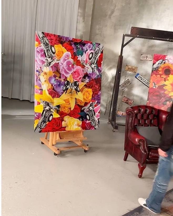 Pop artist Nancy Frank showed off his friendship with broadcaster Hong Seok-cheon.Nancy Frank wrote on her Instagram account on January 21, With my beloved brother.When filming the YouTube channel Hong Seok-cheons Lucky Day, she left four Nancy Frank works in the studio on display, Scarlet and TabooYogini canvas 100 oil paintings.Thank you for inviting me, and thank you for always being warm and for leading me to enjoy the broadcast, the best MC Hong Seok-cheon.Nancy Frank and Hong Seok-cheon stand side by side in the photo, and take a certification shot with a happy smile.Nancy Frank appeared on the same day on the YouTube channel Hong Seok-cheons lucky day.Meanwhile, Nancy Frank has recently appeared in MBC entertainment Radio Star and SBS Plus You can tell your sister, and has been talking about various episodes from daily life to life after divorce.Lee Su-min in the news