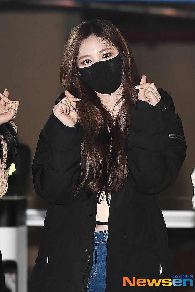 Cherry Bullet member Park Chae-rin, support, Haeyoon, Theresa May, Remy LaCroix and Purple attended the KBS Cool FM Kiss the Radio of DAY6 schedule at KBS Main Building in Yeongdeungpo-gu, Seoul on the afternoon of January 21.Cherry Bullet member support is entering the station.news index