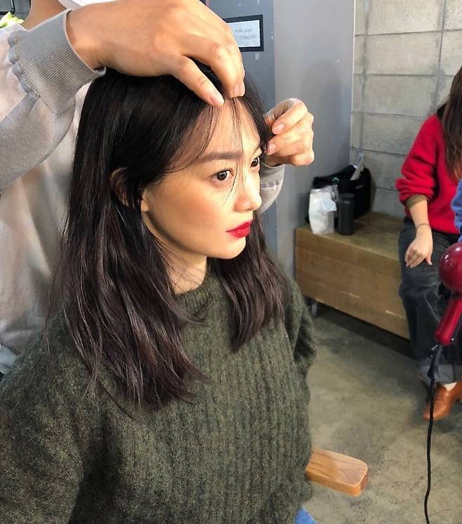 Actor Shin Min-a showed off her beautiful Beautiful looks.Shin Min-a posted a picture on his instagram on January 21 without any comment.The photo shows Shin Min-as side, who is under makeup, and the small face has a lovely atmosphere.In everyday life, he showed off his beautiful Beautiful looks and made his fans excited.Meanwhile, Shin Min-a is about to release the film Leave directed by Yook Sang-hyo. She has been in love with Actor Kim Woo-bin since 2015.Lee Su-min in the news