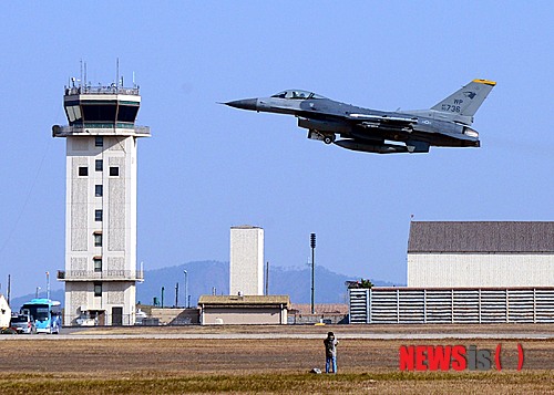 [군산=뉴시스] 김종효 기자 = 지난 2014년 11월 전북 군산 미공군기지에서 열린  한·미 공군 연합 항공 전역 훈련인 '맥스썬더(MAX THUNDER) 14-2', 출격한 KF-16 전투기가 활주로에서 이륙해 날아오르고 있다. 2014,11.20.  seun6685@newsis.com