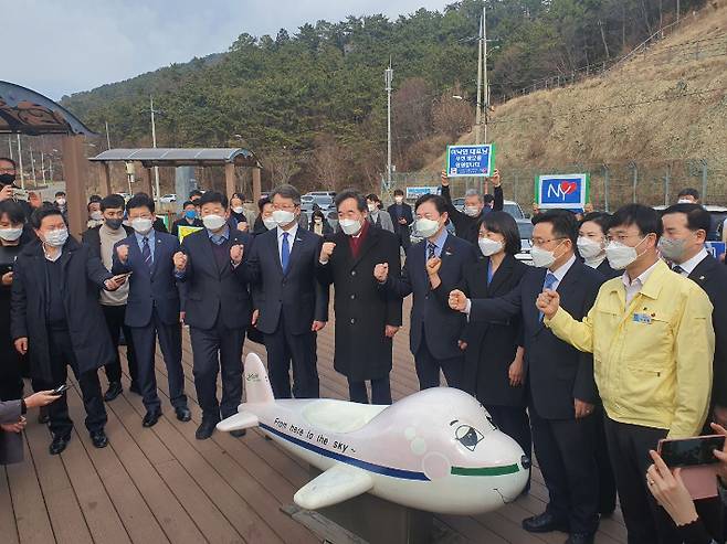 이낙연 더불어민주당 대표 등이 21일 가덕신공항 예정부지를 방문했다. 더불어민주당 부산시당 제공