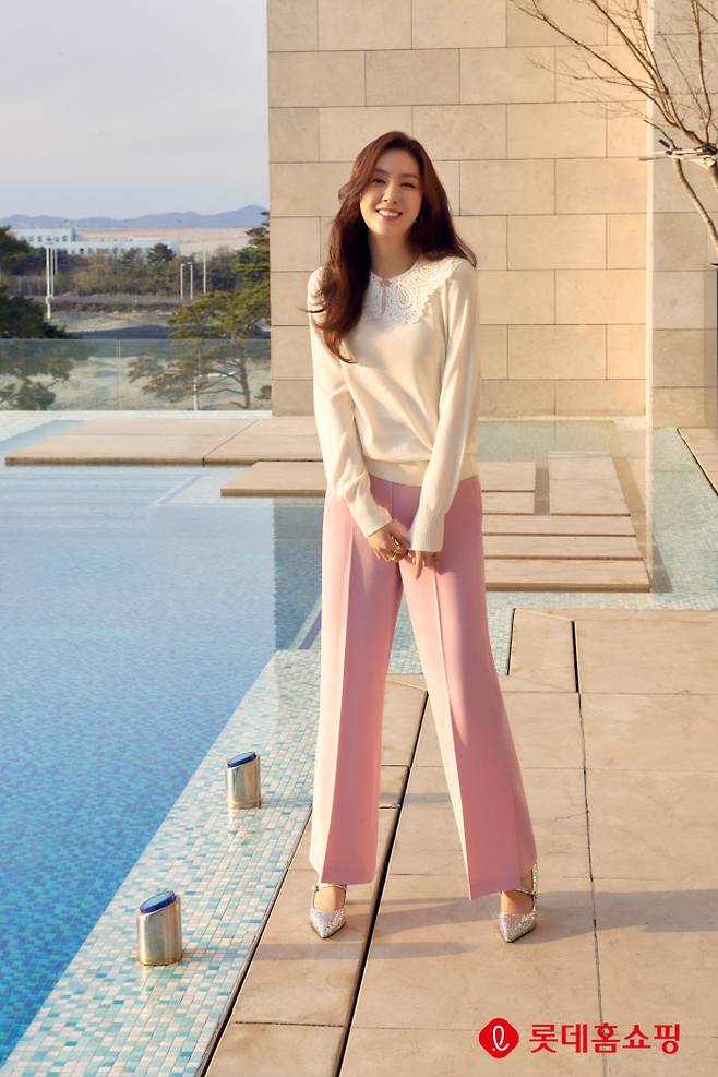 sports tendency]Actor Seo Ji-hye has unveiled a French fashion brand Paul B & B manufacturing (Paul & Joe) pictorial of French Contemporary sensibility.Paul B & B manufacturing has released a picture of Seo Ji-hye, which has a spring atmosphere, and announced the launch of a new product.In the public picture, Seo Ji-hye showed a pink dress with UNIQ pattern and a full metal jacket with a tone-on tone to complete a sophisticated feminine look, while matching the lace blouse with wide pants to show an elegance spring styling.In addition, it stylizes the items that are good for spring season such as vivid color pants, blouses, and light pattern skirts.Seo Ji-hye, who has been loved for his urban appearance and charm, has created a highly sensitive picture by showing a bright smile, professional pose and eyes freely.Paul B & B manufacturing this spring season proposes UNIQ fashion that solves Paris free sensibility with a pleasant view.We will release knit, full metal jacket, blouse and denim designed with trendy colors and patterns, and will give you the pleasure of styling.