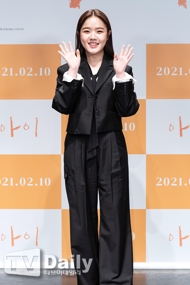 On this day, director Kim Hyun-tak, actor Kim Hyang Gi, and Ryu Hyun-kyung attended the event.The film Ai is a work that depicts the warm comfort and healing that begins when Kim Hyang Gi, who became an early adult, becomes a babysitter of a novice mother, Young Chae (Ryu Hyun-kyung), who raises a child alone without any place to depend on.