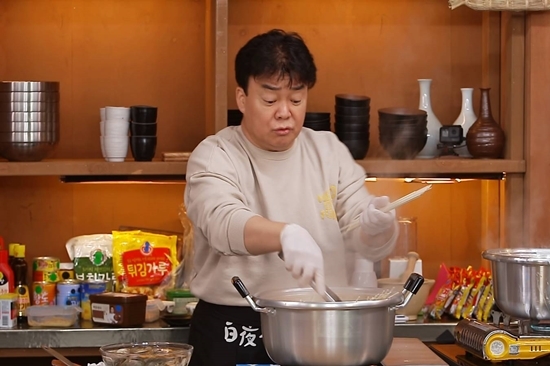 In the SBS entertainment program Maman Square, which is broadcasted on the 21st, it is said that Baek Jong-won will make Category: Mori Guksu which should be eaten when he goes to Pohang.Baek Jong-won, who became the number one breakfast on the day, started cooking Category: Mori Guksu, a local dish of Kowloonpo made of fresh seafood and fish.The actual Category:Baek Jong-won, who even explored the local market to make Mori Guksu, started cooking smoothly, telling Kim Hee-chul about Category:Mori Guksu.But the cooking was slower, and Baek Jong-won grumbled as if he were stabbed, saying, Its a fire problem.Without missing this, Kim Hee-chul laughed as if he were following Li Dians Baek Jong-won, saying, Why is it still not?On the other hand, unlike the members who joined the Baek Jong-won mall, Lee Ji-ah showed the appearance of the food queen.As soon as I came to the meal, I started to eat storms, rushing to Category: Mori Guksu.The appearance of Baek Jong-won, who makes Category: Mori Guksu in the members grumbling and the endless eating of Lee Ji-ah can be seen on the air.In the following Mad Men Shopping Love Live!, a special stage that had not been seen in the past was released. The main character of the stage was Kim Hee-chul, MC Hee-hee, who turned into a rapper.Love Live! And Yang Se-hyung asked Kim Hee-chul to perform a new song Han-ryung.Kim Hee-chul showed off his embarrassment, but when the song was played, he showed storm rap as if he had done it and caused the Love Live! chat room to explode with a new (?) performance.Baek Jong-won then visited a convenience store to promote the successful Gwamegi.He showed off his sales experience, saying, I should get a employee ID here.But soon, Baek Jong-won was embarrassed by the reaction of employees who saw Gwamegi.Unlike Li Dian, the employees expressed their difficulties in the strong Gwamegi.Baek Jong-won has even reached the point of appealing to emotion for the success of the Gwamegi Meal kit sales.Indeed, attention is being paid to whether the sales king, Baek Jong-won, will be able to succeed in the sales of the Meal kit.SBSs Matnam Square will be broadcast at 9 pm on the 21st./ Photo = SBS Mattan Square