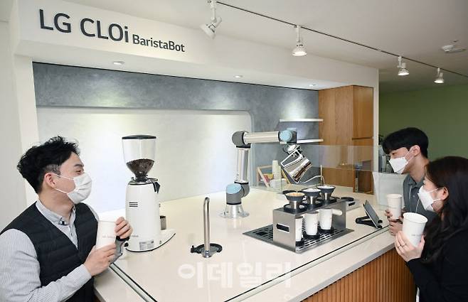 LG전자가 최근 서울 영등포구 LG트윈타워에 LG 클로이 바리스타봇을 도입했다. (사진=LG전자)