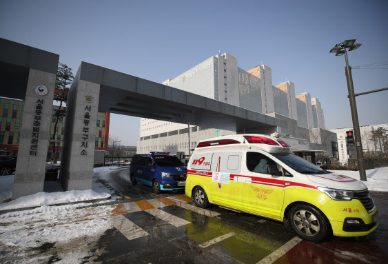 지난 13일 오전 생활치료센터로의 이송 등을 위한 구급차가 서울 동부구치소를 나서고 있다.(사진=연합뉴스)