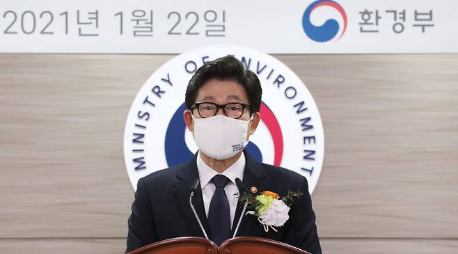 조명래 환경부 장관이 22일 오전 세종시 정부세종청사에서 열린 이임식에서 이임사하고 있다. (사진=연합)