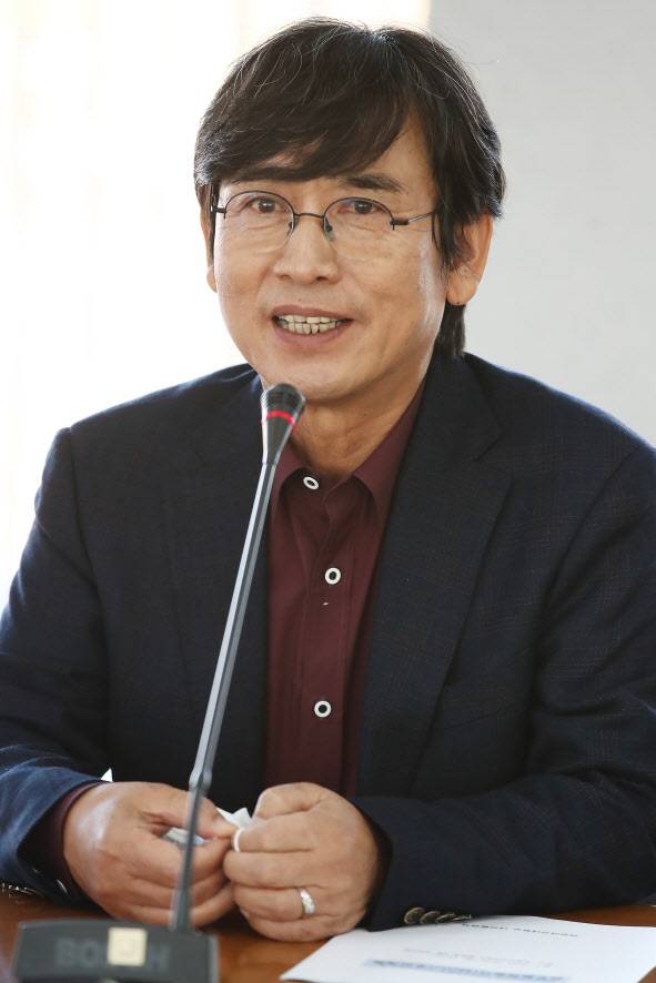 유시민 노무현재단 이사장이 지난해 10월 29일 오후 서울 도봉구 덕성여대 행정동 대회의실에서 열린 덕성여대와 구두만드는풍경 아지오트렌드 간 업무협약 체결식에서 인사말을 하고 있다. (사진=연합뉴스)