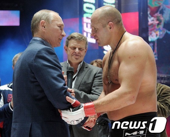 블라디미르 푸틴 러시아 대통령이 지난 2011년 예멜리야넨코 표도르의 경기를 방문해 격려하는 모습 ©AFP=News1