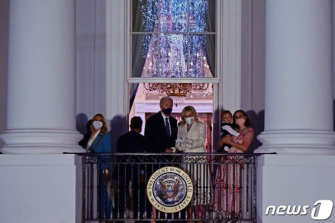 조 바이든 미국 대통령과 부인 질 바이든 여사가 20일(현지시간) 워싱턴 내셔널 몰 에서 펼쳐지는 불꽃놀이를 가족들과 백악관 발코니서 지켜보고 있다. © AFP=뉴스1 © News1 우동명 기자