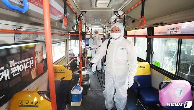 경기도 버스차량 내부에서 소독하는 모습 뉴스1
