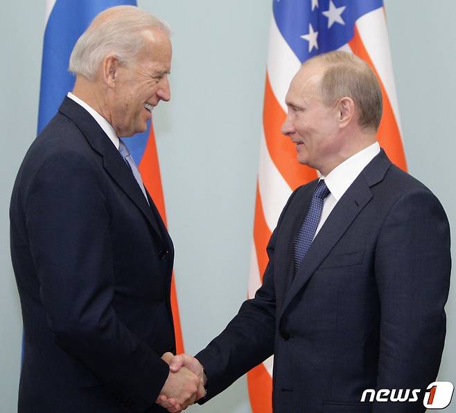 부통령 재임 시절 블라디미르 푸틴 러시아 대통령(오른쪽)과 만난 조 바이든 미국 대통령. © AFP=뉴스1