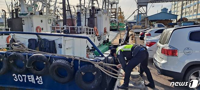 22일 부산 해양경찰서 직원이 부산 남항에 있는 선박계류장을 점검하고 있다.(부산해양경찰서 제공)© 뉴스1