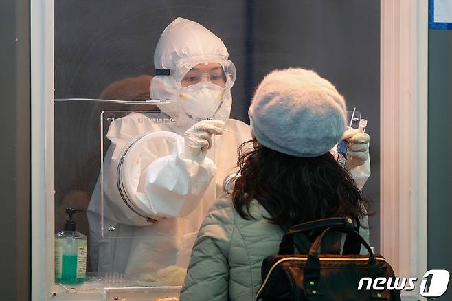 코로나19 검체채취 (자료사진) /뉴스1 © News1