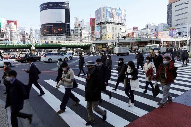 지난 19일 일본 도쿄 시내를 마스크를 쓴 시민들이 걷고 있다. /AP 연합뉴스