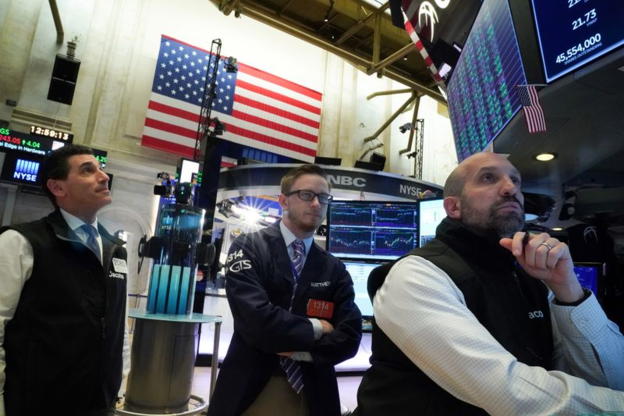 미국 뉴욕증권거래소(NYSE)에서 직원들이 시장 상황을 살펴보고 있다. /로이터 연합뉴스