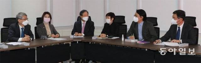 동아일보 독자위원회는 코로나19 감염 방지를 위한 방역당국의 사회적 거리 두기 2.5단계 조치를 실천하기 위해 위원들의 온라인 의견 제출로 좌담회를 대신했다. 사진은 지난해 11월 23일 열렸던 독자위원회 모습이다. 왼쪽부터 류재천 최은봉 위원, 김종빈 위원장, 이은경 이준웅 성태윤 위원. 송은석 기자 silverstone@donga.com