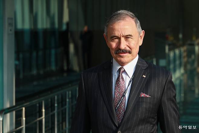 해리스 대사가 2019년 11월 "문재인 대통령이 종북 좌파 운동권에 둘려 싸여 있다"는 발언을 해 논란을 불러 일으켰다. 동아일보 DB