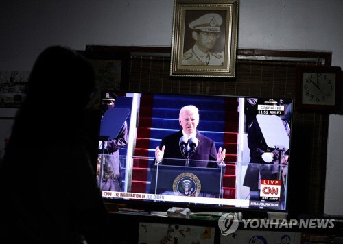 미 CNN 방송이 지난 20일 조 바이든 미국 대통령의 취임식을 생중계하고 있다.[EPA=연합뉴스]
