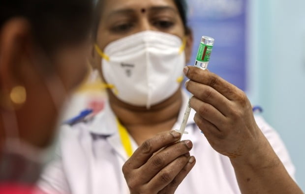 인도의 한 병원에서 간호사가 아스트라제네카가 개발하고 세럼인스티튜트가 제조한 백신을 접종할 준비를 하고 있다.  /사진=EPA