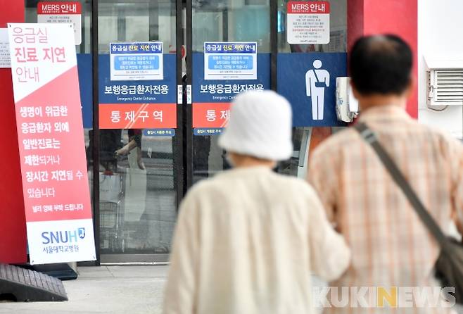 환자와 보호자가 병원 앞을 지나고 있다. 박효상 기자