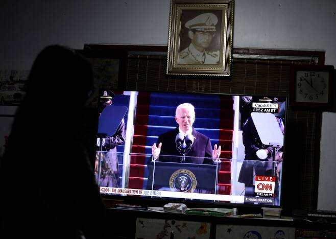 사진=미 CNN 방송이 지난 20일 조 바이든 미국 대통령의 취임식을 생중계하고 있다. EPA 연합뉴스