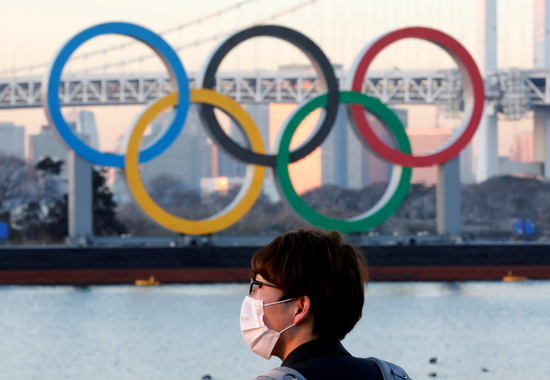 지난 21일 토마스 바흐 국제올림픽위원회(IOC) 위원장이 도쿄올림픽·패럴림픽을 오는 7월 예정대로 개최할 것이라고 밝혔다. 사진은 지난 13일 일본 도쿄의 대형 올림픽 링 앞에 서 있는 한 시민의 모습. /로이터