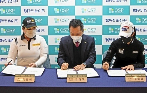 왼쪽부터 박인비 프로, 강재구 OSP 대표, 김아림 프로. [사진=우진비앤지]