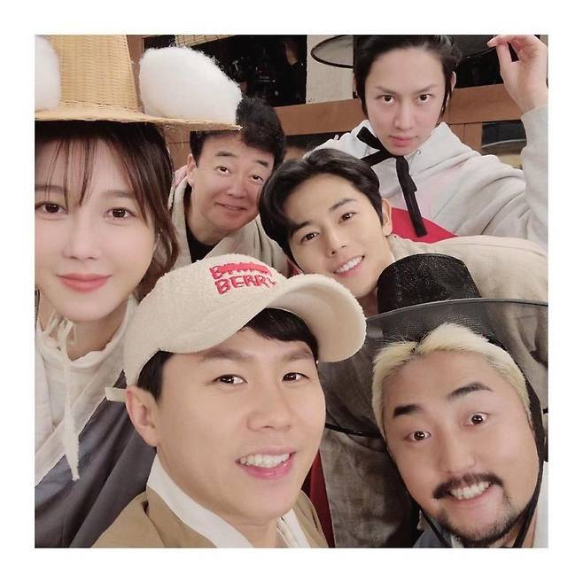 Actor Lee Ji-ah released a selfie taken with members on SBSs Matnam Square.On January 22, Lee Ji-ah posted a picture on her personal instagram with an article entitled Thank you for the good memories of # Matsunam Square.In the released photo, Lee Ji-ah is taking a selfie with Baek Jong-won, Kim Hee-chul, Kim Dong-jun, Yang Se-hyeong and Yoo Byung-jae, the Plaza of the Matsunam.Lee Ye-ji on the news