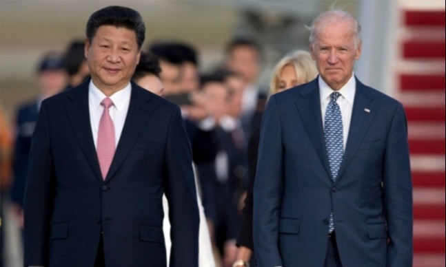 지난 2015년 9월 미국을 방문한 시진핑 중국 국가주석과 당시 부통령으로 재직 중이던 바이든 대통령이 메릴랜드주 앤드류스 공군기지에서 만난 모습. AP연합뉴스