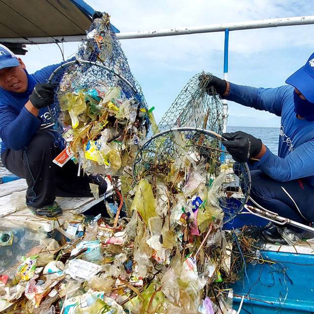 18일(현지시간) 포오션 작업자들이 인도네시아 발리 해안에서 쓰레기 수거작업을 벌이고 있다.