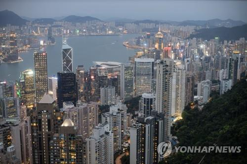 중국 본토의 자금이 올해 홍콩 증시로 대거 몰리면서 주가를 끌어올리고 있다. 사진은 홍콩 스카이라인/연합뉴스=EPA