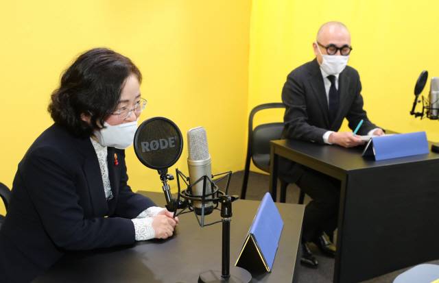 조성욱(왼쪽) 공정거래위원장과 김봉진 ㈜우아한형제들 의장이 22일 오후 서울시 송파구 배민아카데미 스튜디오에서 방송촬영 시연을 하고 있다. /연합뉴스