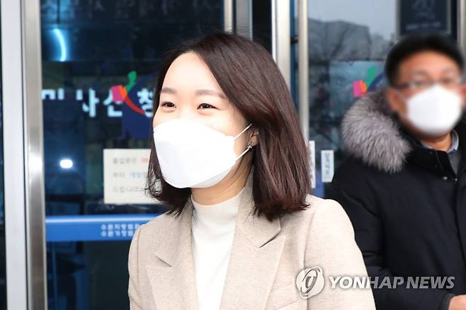 당선무효형 피한 이소영 의원 (안양=연합뉴스) 권준우 기자 = 선거법 위반 혐의로 기소된 더불어민주당 이소영 의원이 22일 오전 경기도 수원지법 안양지원에서 열린 이 사건 선고공판에서 벌금 80만원을 선고받은 뒤 법원 청사를 빠져나오고 있다. 2021.1.22 stop@yna.co.kr