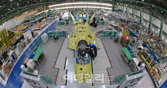 한국항공우주산업(KAI) 경남 사천공장에서 관계자들이 한국형전투기(KF-X) 시제 1호기 조립 작업을 하고 있다. (사진=KAI)