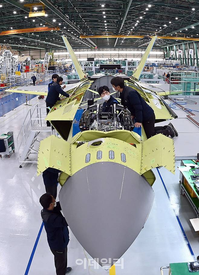 한국항공우주산업(KAI) 경남 사천공장에서 관계자들이 한국형전투기(KF-X) 시제 1호기 조립 작업을 하고 있다. (사진=KAI)
