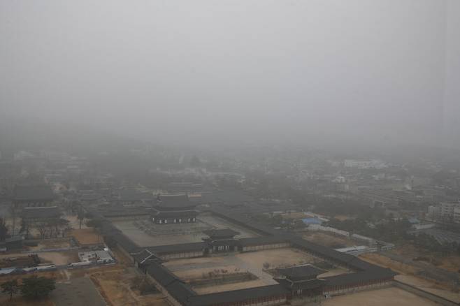 흐리고 포근한 날씨를 보인 22일 오전 서울 종로구 경복궁 일대에 안개가 짙게 껴 있다. (사진=연합뉴스)