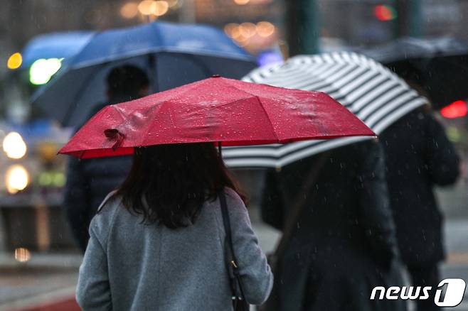 서울 광화문 네거리에서 출근길 시민들이 발걸음을 재촉하고 있다. 2019.12.17/뉴스1 © News1 성동훈 기자