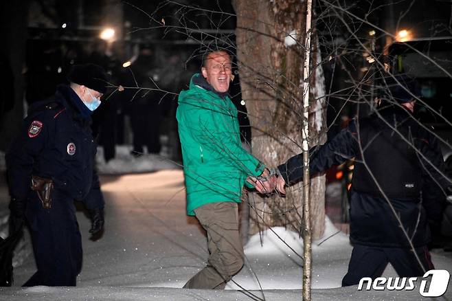 러시아 야권 운동가 알렉세이 나발니가 18일(현지시간) 독극물 중독 치료 뒤 독일서 귀국 직후 체포돼 법원의 30일간 구속 판결을 받고 모스크바 외곽 힘키 경찰서에서 호송되고 있다. © AFP=뉴스1