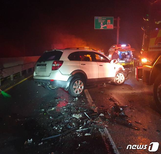 22일 오후 10시 51분께 충남 아산시 영인면 한 도로에서 역주행하던 SUV차량이 승용차와 부딪쳐 4중 충돌사고가 발생했다. 아산소방서 제공 © 뉴스1