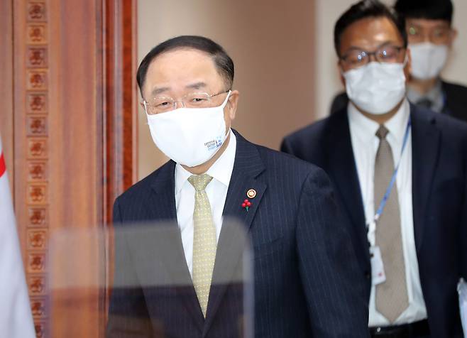 홍남기 경제부총리 겸 기획재정부 장관이 21일 정부서울청사에서 열린 제3차 혁신성장 BIG3추진회의에 참석하고 있다./연합뉴스