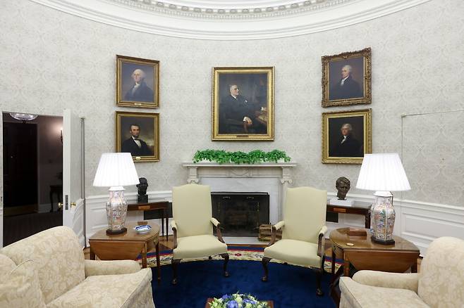 바이든 대통령 집무실 정면 벽에 걸린 초상화들. /로이터 연합뉴스
