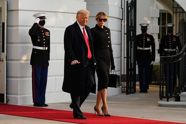 지난 20일(현지 시각) 도널드 트럼프 전 미국 대통령과 부인 멜라니아 여사가 백악관을 나서 사우스론에 대기하고 있는 대통령 전용 헬기 '마린원'으로 향하고 있다. /연합뉴스