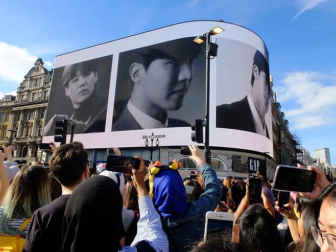 영국 런던 피커딜리광장에 방탄소년단(BTS)의 광고가 상영되고 있다. 연합뉴스